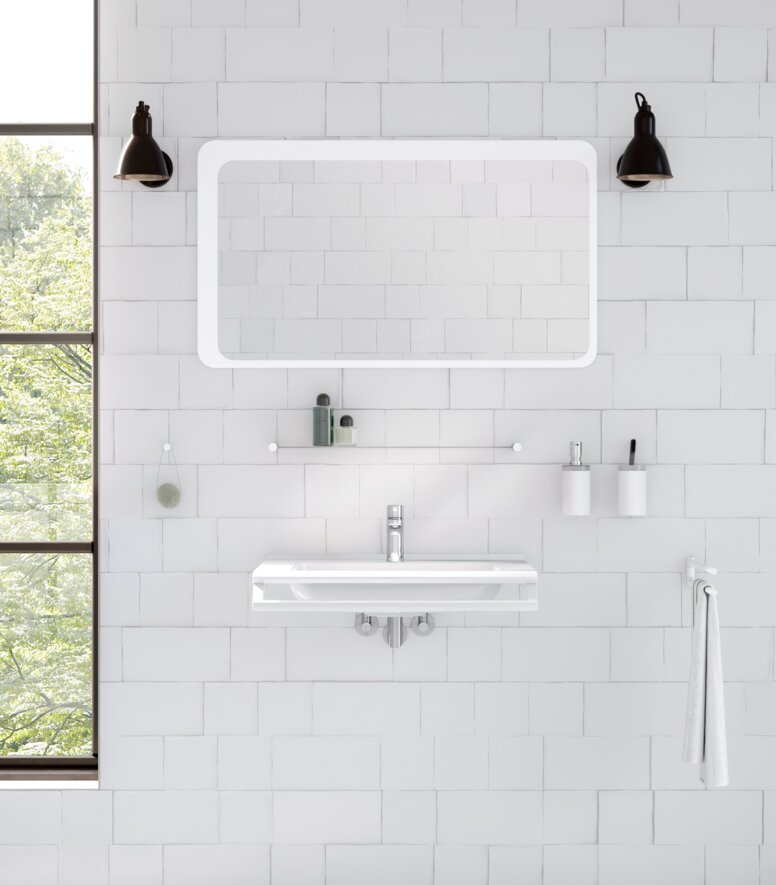 HEWI System 162 Interieur Waschbecken mit seitlichem Handtuchhalter unter rechteckigem Spiegel mit integrierter Beleuchtung im Waschbereich an weißer Fliesenwand