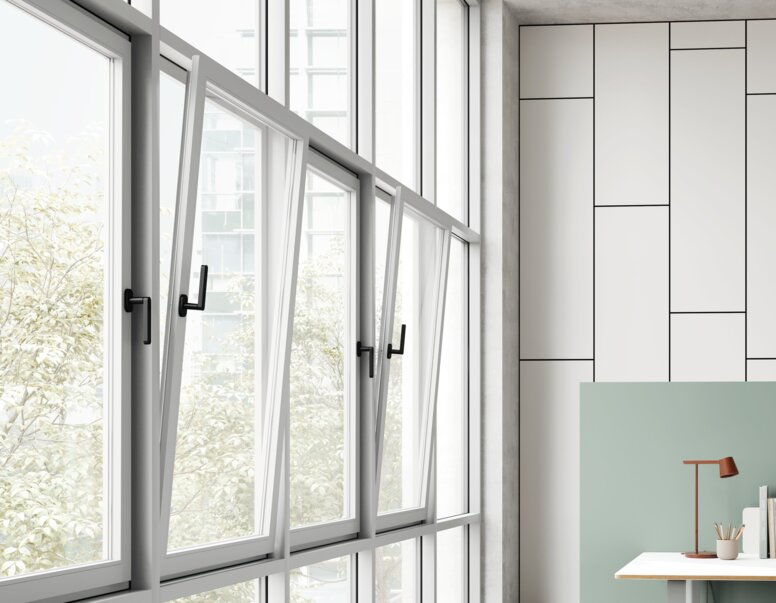 HEWI Serie 270 Fenstergriff Vier Fenstergriffe in Schwarz an nebeneinanderliegenden Kippfenstern in einem Büroraum