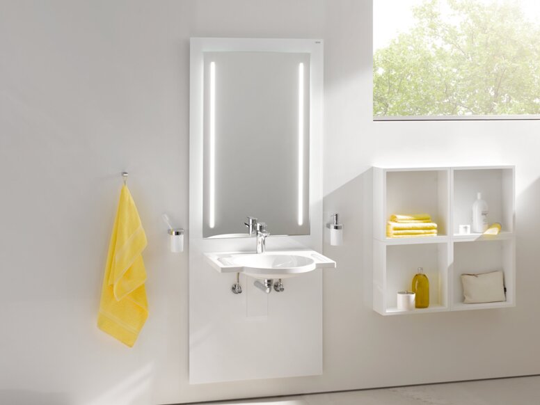 Wandhängendes Waschbecken-Modul mit integriertem Spiegel mit zwei vertikalen Leuchten und Wasserhahn an weißer Wand