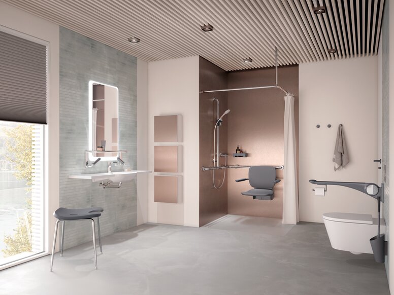 A shower seat with a backrest in the shower area, as well as a WC in the bathroom fitted with a hinged support rail and a washbasin with a stool