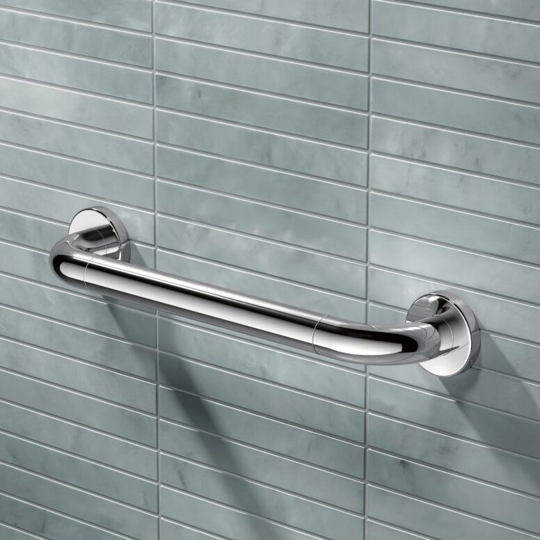 HEWI WARM TOUCH Haltegriff Verchromter Haltegriff an hellblauer Fliesenwand montiert