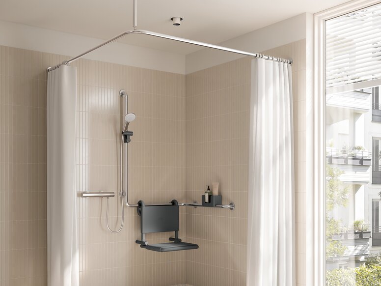Wall-mounted seat with backrest, fitted to an L-shaped shower rail on a beige-coloured tiled wall