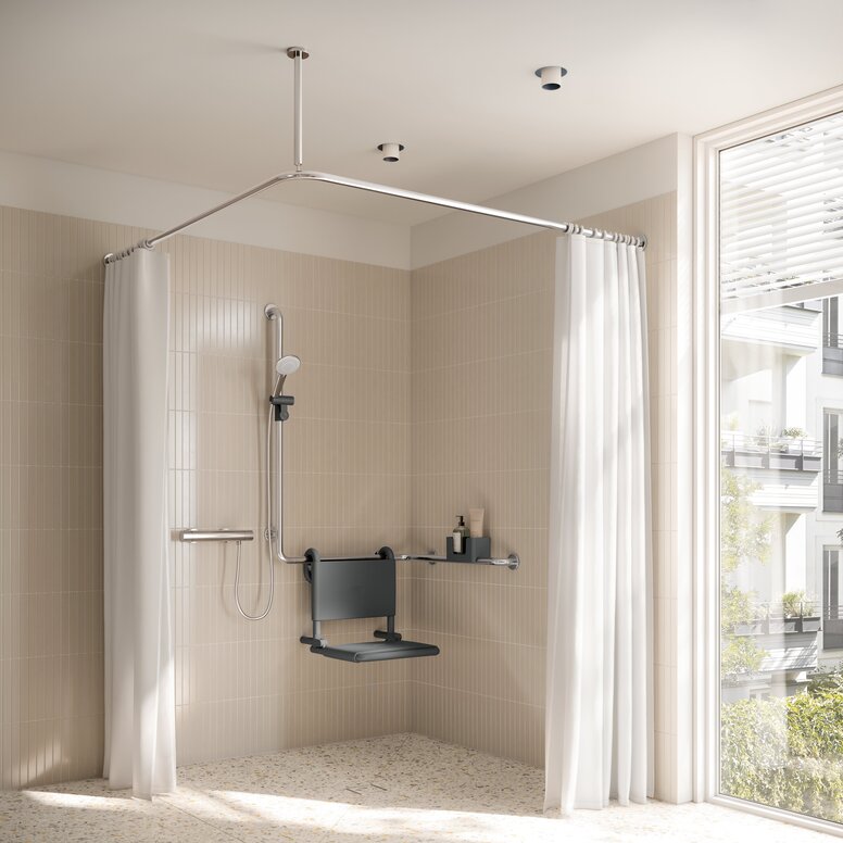 HEWI WARM TOUCH Interior Wall-mounted seat with backrest, fitted to an L-shaped shower rail on a beige-coloured tiled wall
