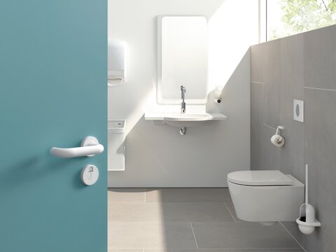 Badezimmer mit Waschplatz und WC ausgestattet mit HEWI active+ Produkten